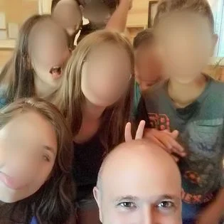 יובל לחנה עם קבוצת תלמידים בסדנה