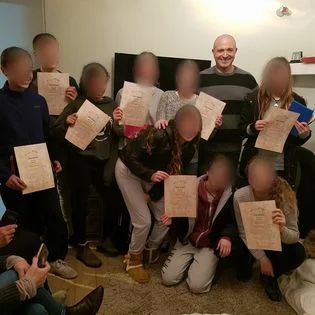 יובל לחנה עם קבוצת תלמידים בסדנה