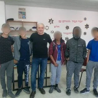 יובל לחנה עם קבוצת תלמידים בסדנה