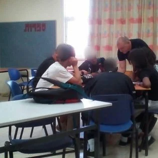 יובל לחנה עם קבוצת תלמידים בסדנה