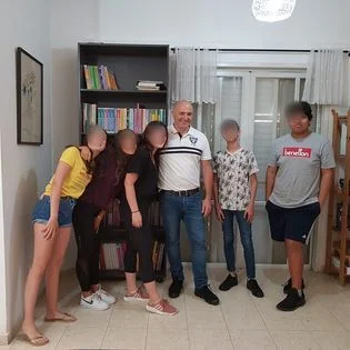 יובל לחנה עם קבוצת תלמידים בסדנה